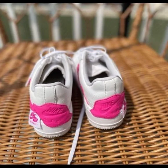 NIKE
AIR FORCE 1
Fashion Sneakers
Shoes
Size 7 - Picture 8 of 9